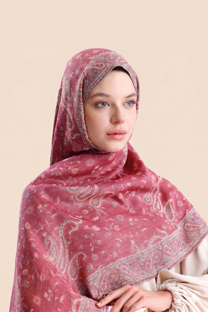 Ragazza con pashmina rosa