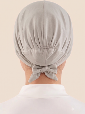 Ragazza con Hijab grigio